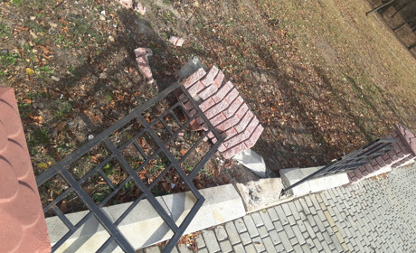 Володимирецький парк знову постраждав від вандалів: пошкодили огорожу