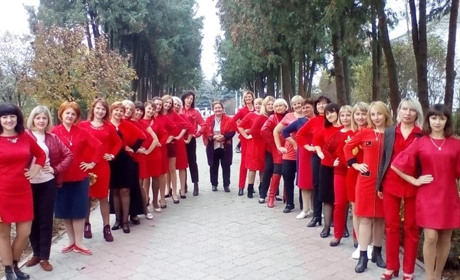 Кольоровий тиждень у першій школі: як одягалися учні та педагоги, щоб бути у тренді