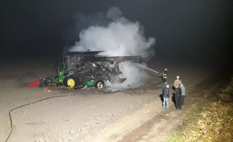 У Денисах згорів комбайн