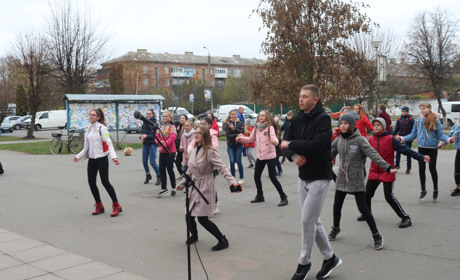 Танцюють всі: у Старокостянтинові провели загальноміську руханку і квест