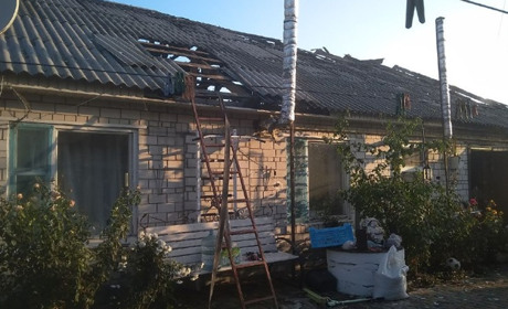 У будинку на Шкільній вигоріло помешкання і дах. Причину поки не з'ясували (ФОТО)