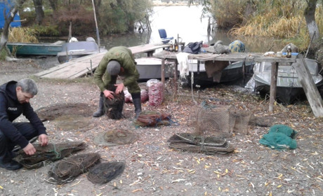 Раків, кажуть, випустили, знаряддя забрали. Біляївська поліція бореться з бракон'єрами