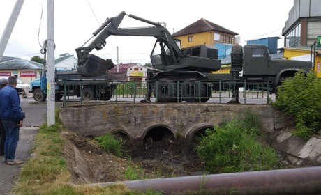 Барські комунальники прочистили річку Безіменну з однієї сторони моста 