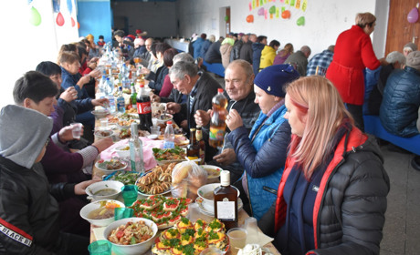 На день села в Нижніх Торгаях пригощали пловом і шурпою та танцювали лезгінку, бар і вихиляси (фото)
