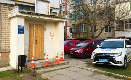Фото дня. Ночью неизвестный взорвал гранату возле ветеринарной клиники братьев Барановых