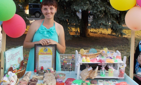 Мило з «нуля» виготовляють кілька місяців, а «на основі» – пару годин: секрети миловаріння