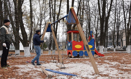 У центральному сквері Волновахи невідомі зламали три дитячих гойдалки та лавочку 