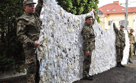 Ще одну маскувальну сітку для наших захисників сплели учні Чортківського ВПУ
