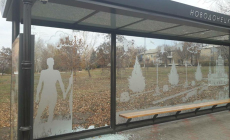 У Новодонецькому вандали розбили зупинку