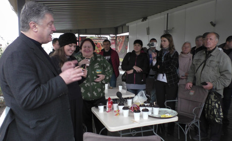 Зачем Порошенко и еще три нардепа приехали в Торецк. И о чем на заправке их спрашивали жители