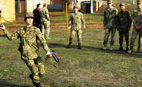 Артилеристи ЗСУ влаштували для ліцеїстів цікаві змагання