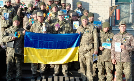 Улянівські школярі привітали військових листівками та подарунками