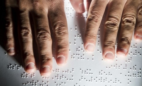 Брайлем читають лише дві людини в місті – як в Добропіллі живуть люди з інвалідністю по зору