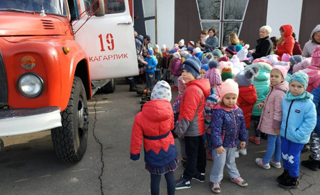 Кагарлицькі дітлахи приміряли бойовий одяг рятувальників