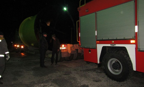 Повалені дерева та вантажівка на залізничній колії: минулої ночі рятувальників викликали тричі