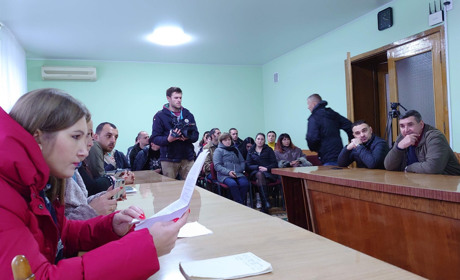 Активісти прийшли до влади з вимогою розв'язати проблему з бездомними тваринами у Первомайську