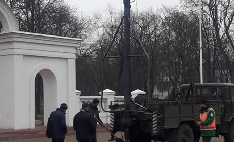 В Білопіллі готуються встановити ялинку: поглиблюють капсулу  і ремонтують пошкоджений кабель