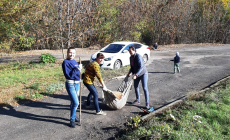 Как в Торецке совладельцы многоквартирного дома облагораживали домовую территорию и уху варили