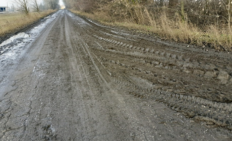 Автівка ледь не втрапила в аварію  під Меною через брудну дорогу