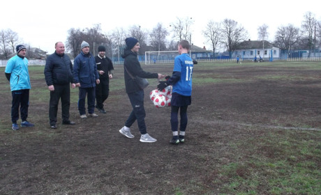«Аграрник-Авангард» зробив подарунок молодій зміні білопільських футболістів