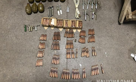 Торецька поліція у одному з відділень Нової пошти вилучила з посилки гранати та набої