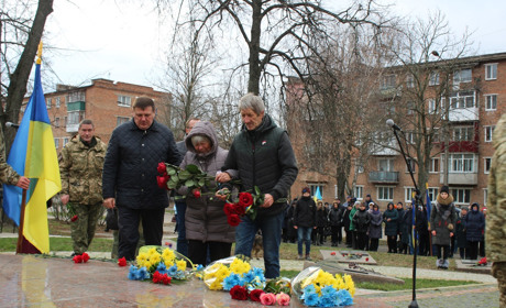 У День Гідності та Свободи в Білопіллі провели мітинг пам’яті