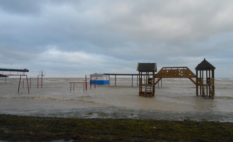 Фото дня. Штормящее море затопило городской пляж. Ожидается мороз