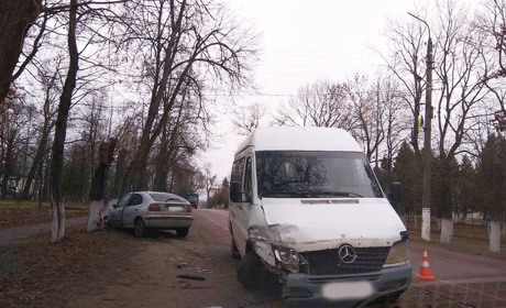 У Холмах на Корюківщині не розминулися мікроавтобус і легковик. Один з водіїв зник з місця пригоди