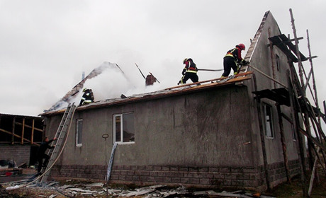У селі Красносілля Володимирецькі надзвичайники рятували від вогню житловий будинок