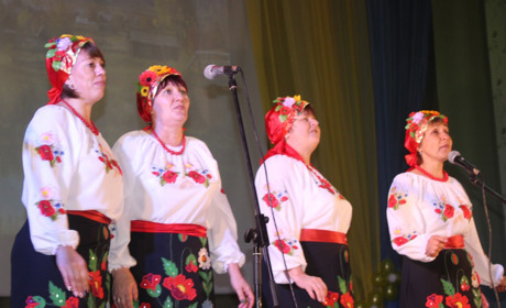 Троїцькі артисти подарували місцевим хліборобам дев'ятнадцять номерів художньої самодіяльності