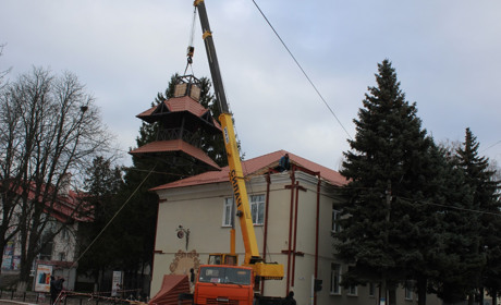У Білопіллі на будівлі міської ради встановили башту з годинником