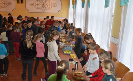 Щоб зібрати кошти на лікування онкохворої, у Городці в місцевій школі провели благодійний ярмарок