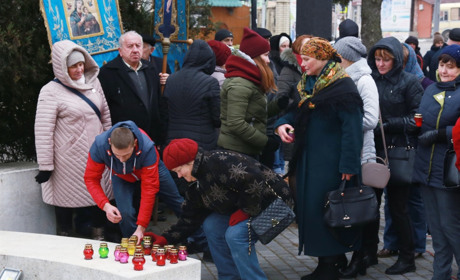 У Кіцмані помолилися і запалили лампадки у пам’ять жертв Голодомору