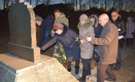 Троїчани в знак пам'яті про жертв голодомору 1932-33 років в Україні поставили свічки