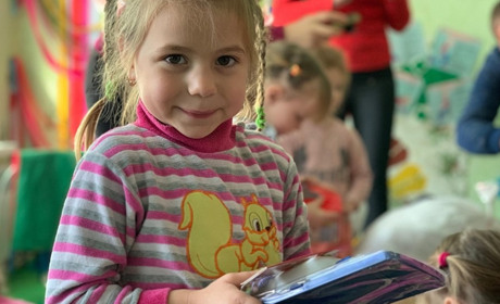 Як київські волонтери роздавали гуманітарну допомогу в дитсадках Волноваського району 