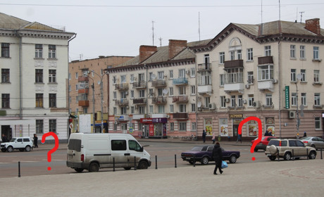 Водій "Мерседесу" пошкодив сім декоративних стовпів на площі Франка