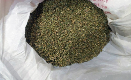 У Білозерському поліція затримала чоловіка з пакунком наркотиків