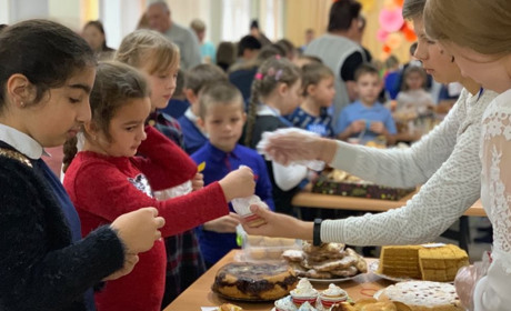 Волноваські школярі влаштували благодійний ярмарок. На ньому зібрали понад 16 тисяч гривень  