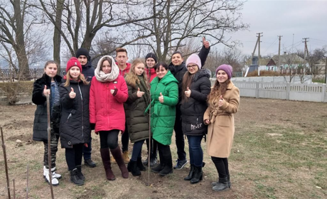 Новогригорьевские школьники по традиции высадили деревья