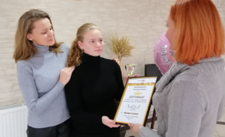 Переможцям фотоконкурсу «Королева осені» вручили призові сертифікати