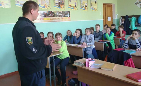 Торецькі поліцейські провели заняття з школярами про методи протидії насильству