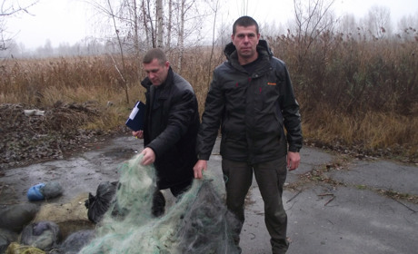 Браконьєрські знаряддя риболовлі вже не спалюють. Їх дроблять сокирою