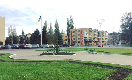 В Измаиле началась установка главной новогодней красавицы 