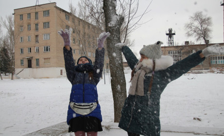  В Торецке выпал первый снег: фоторепортаж с городских улиц