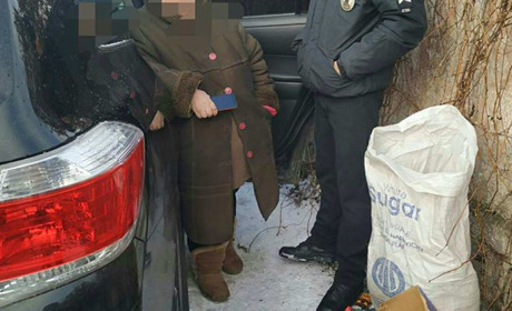 У Ніжині затримали жінку, яка із салону престижного позашляховика продавала оковиту