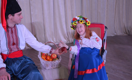 Майстриня з Черкас  «чаклувала» над золотоніськими дівчатами з особливими потребами