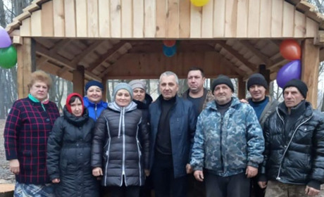У Світанку два депутати за власні кошти збудували альтанку 