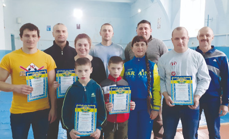 У районних змаганнях з гирьового спорту перемогли команди з Шишковець і Валяви