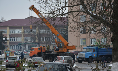 На центральній площі Золотоноші встановлюють ялинку