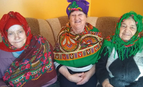 Барчани долучилися до флешмобу і сфотографувалися в хустках: фотопідбірка